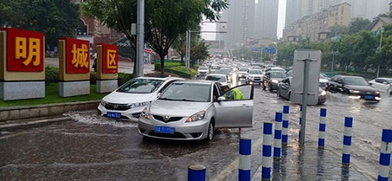 倾盆大雨中&nbsp;九龙坡交警守护市民平安出行