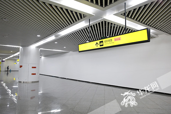 [人民网]新增人行通道停车区&nbsp;重庆西站多举措缓解出行难