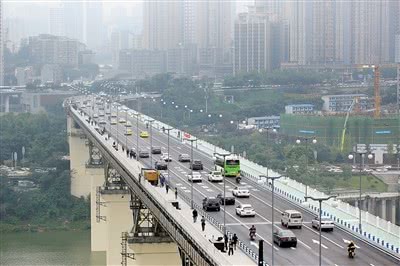 取消限号迎首日高峰：嘉陵江大桥交通顺畅，三桥上桥缓行