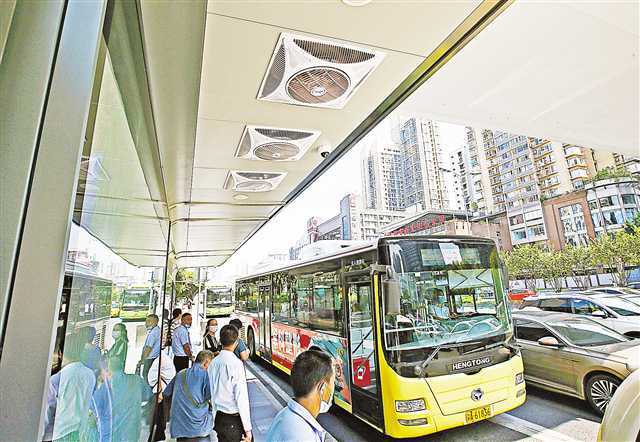 主城新建改造103个公交停靠站&nbsp;增设手机充电器