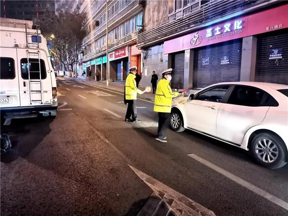 万州交巡警持续开展酒驾夜查行动