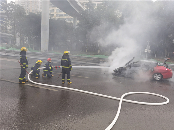 高速路上汽车自燃&nbsp;消防到场迅速扑灭