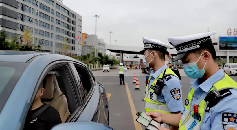 严查驾驶人和前后排乘客不系安全带的违法行为