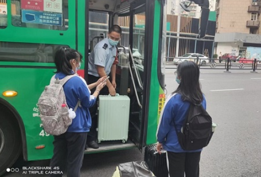 为学生出行保驾护航&nbsp;重庆中心城区开行181条定制公交线路