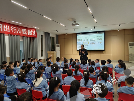 开学季&nbsp;重庆交通执法部门加强校园周边客运整治