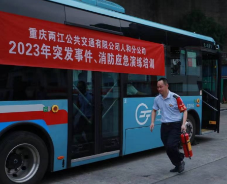 公交车驾驶员遇到大暴雨如何应对？停车、开灯、等雨减弱后确保安全再行