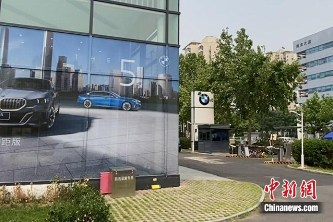 “五折马”刷屏！奔驰、宝马、奥迪新能源车大降价，销售人员：竞争实在是太激烈了